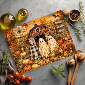 K&ouml;nnte beinhalten: Ein rechteckiges Glasschneidebrett mit einer herbstlichen Bauernhofszene und drei Geistern vor einer roten Scheune. Das Bild zeigt K&uuml;rbisse, eine Windm&uuml;hle und ein Holzschild mit der Aufschrift PUMPKINS, HAY RIDES und CORN MAZE.