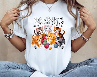 Diseño de camiseta "La vida es mejor con gatos", descarga instantánea, diseño de sublimación de gatos, amante de los gatitos, imágenes prediseñadas de gatitos, mamá gata.
