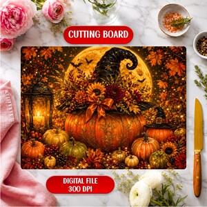 Può includere: Un tagliere rettangolare con una scena autunnale raffigurante una grande zucca con un cappello da strega, circondata da zucche più piccole, foglie, una lanterna e una luna piena, con il testo CUTTING BOARD e DIGITAL FILE 300 DPI.