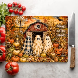 K&ouml;nnte beinhalten: Ein rechteckiges Schneidebrett mit einer herbstlichen Bauernhofszene, drei Geistern vor einer roten Scheune, einer Windm&uuml;hle und K&uuml;rbissen. Ein Holzschild tr&auml;gt die Aufschrift PUMPKINS, HAY RIDES und CORN MAZE. Umgeben von frischen Tomaten.