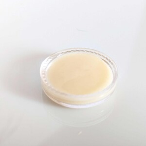 Non-greasy Hyaluronic Acid Moisturizer for face. Close-up showing
the clear, fast-absorbing texture that works as a perfect hydrating base under makeup.