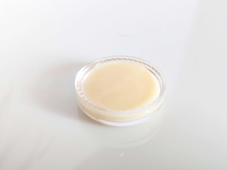 Non-greasy Hyaluronic Acid Moisturizer for face. Close-up showing
the clear, fast-absorbing texture that works as a perfect hydrating base under makeup.
