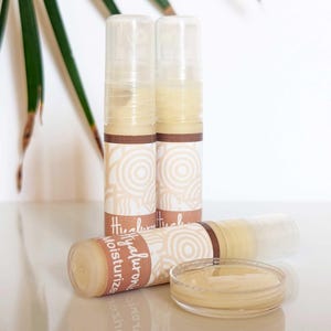 Natural Anti-aging Serum with Vitamin C, Hibiscus, and Bio-fermented Sea Kelp. Botanical ingredients tighten and tone the skin without harmful chemicals. Samples are available.