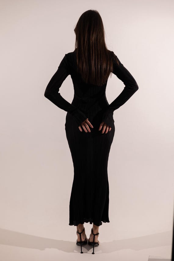 Abito midi plissettato nero con maniche lunghe – Elegante abito da