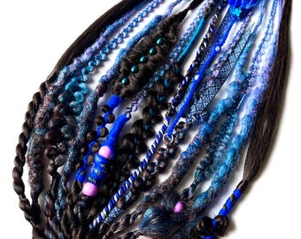 Extension per coda di cavallo sintetica blu con perline e elastico.