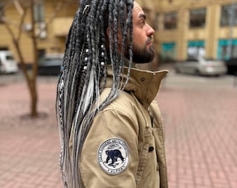 Extension per dreadlock con effetto ombré bianco e nero: dreadlock sintetici audaci per creare contrasto e stili gotici.