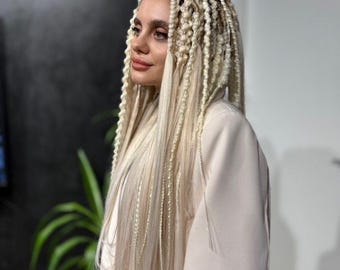 Extension intrecciate bionde bianche, trecce di perle, capelli sintetici lunghi e lisci, stile boho festival, trecce ispirate ai vichinghi