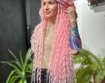 Set de rastas rizadas rosa pastel DE, rastas sintéticas largas y onduladas, extensiones de rastas con rizos suaves, peinado bohemio para festivales, set completo para la cabeza