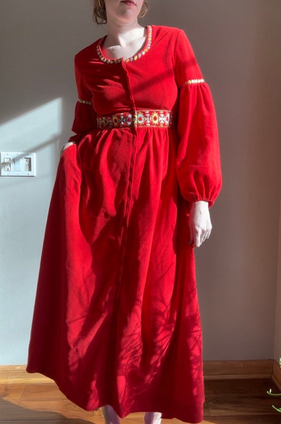 1970’s Medium Evelyn Pearson Red Embroidered Loun… - image 1