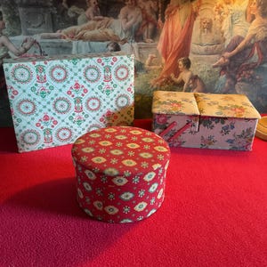Lot de 3 anciennes boîtes à couture Vintage années 50/60 décoration Shabby en carton recouvert de tissu.