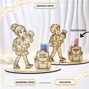Può includere: Due espositori in legno tagliati al laser raffiguranti bambini con coni scolastici e zaini. Una base reca la scritta ALLES GUTE ZUR EINSCHULUNG, l'altra ENDLICH SCHULKIND. Un supporto a forma di zaino contiene banconote arrotolate e la scritta DU BIST 1. KLASSE.