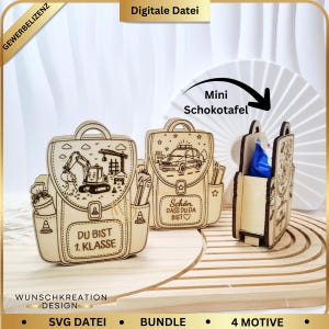 Può includere: Scatole regalo in legno a forma di zaino scolastico. Una presenta una scena di costruzione, un'altra un'auto della polizia, e la terza è aperta, contenente un dolcetto avvolto in blu. Il testo include "DU BIST 1. KLASSE" e "Schön, DASS DU DA BIST".