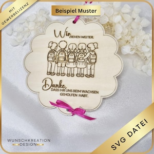 Può includere: Targa in legno con bordo smerlato con un'illustrazione incisa di bambini con zaini. Sono incisi anche i testi "Wir ziehen weiter" e "Danke, dass ihr uns beim wachsen geholfen habt". È attaccato un nastro rosa.