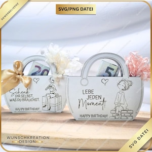 Può includere: Due scatole regalo bianche a forma di borsa con manici, ognuna con denaro e fiori. Una ha un fiocco dorato. Il testo include "Schenk dir selbst, was du brauchst" e "Happy Birthday!" L'altra dice "Lebe jeden Moment!"