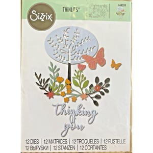 Peut inclure: Set de matrices Sizzix Thinlits avec un arbre, des papillons et des éléments floraux. L'inscription "Thinking of you" est en écriture cursive. Le paquet contient 12 matrices, 12 matrices, 12 troqueles, 12 fustelle, 12 vyrubki, 12 stanzen et 12 cortantes.