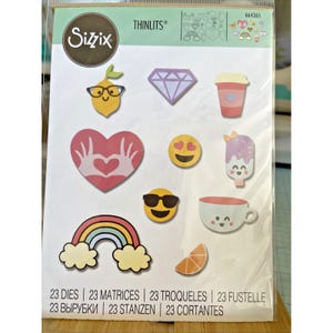 Puede incluir: Un paquete de troqueles Sizzix Thinlits con varias formas coloridas, incluyendo un limón con gafas, un diamante, una taza de café, un corazón, un arcoíris y emojis. El paquete incluye 23 troqueles.