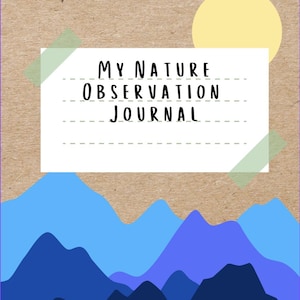 Peut inclure: Un fond en papier brun avec un rectangle blanc qui dit "My Nature Observation Journal". Le rectangle est partiellement recouvert d'un morceau de ruban adhésif vert. Un soleil jaune se trouve dans le coin supérieur droit de l'image. Le bas de l'image montre une chaîne de montagnes bleue, violette et bleu foncé.