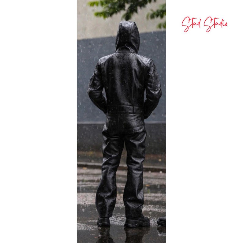 Puede incluir: Mono de cuero negro con capucha, visto por la espalda, bajo la lluvia. El mono tiene una silueta ajustada con costuras y bolsillos visibles. La persona lleva botas negras. El logotipo de Stud Studio est&aacute; en la esquina superior derecha.