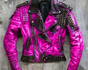 Chaqueta de cuero rosa con tachuelas para mujer – Chaqueta motera punk rock hecha a mano / Estilo moto pintado a mano personalizado