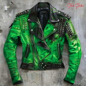 Peut inclure: Veste en cuir verte et noire avec un design clouté. La veste a un style motard classique avec un col cranté, une fermeture éclair asymétrique et plusieurs poches. Les manches et les épaules comportent des clous décoratifs. La veste est suspendue contre un mur gris.