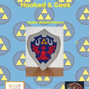 Puede incluir: Un patrón de escudo Hylian tejido a ganchillo, con un diseño azul, rojo y amarillo y bordes grises. El texto "Hooked & Geek" y "Hylian Shield Pattern" son visibles. El fondo es azul claro con triángulos amarillos repetidos.