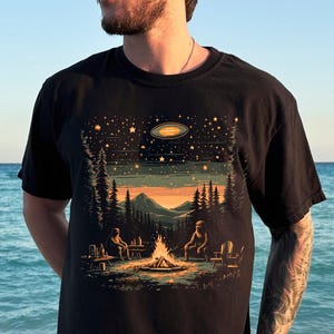 Bigfoot UFO Lagerfeuer T-Shirt - Lustiges Alien Wald T-Shirt, Komfortfarben, kurzarm, Outdoorsy Geschenk, Männer & Frauen Grafikshirt - CAMP6