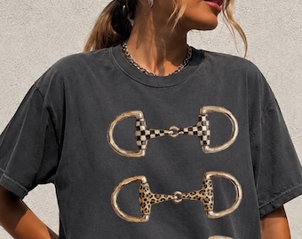 Maglietta con morso da cavallo in stile western, maglietta grafica equestre, maglietta da cowgirl costiera, top estetico da ragazza a cavallo, maglietta western a scacchi leopardati a pois