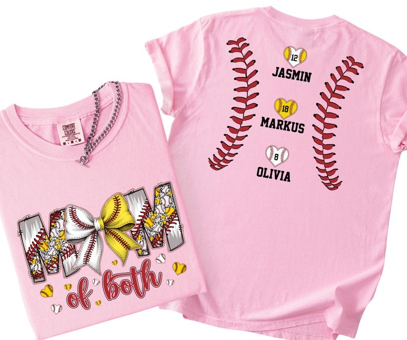 Pu&ograve; includere: Due magliette rosa chiaro con grafiche a tema softball. Una mostra la scritta "MOM of both" con un fiocco giallo e bianco. L'altra presenta cuciture rosse da softball, tre palline a forma di cuore e i nomi "JASMIN", "MARKUS" e "OLIVIA".