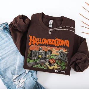 Felpa personalizzata di Halloween Town, girocollo a tema stagione spettrale, felpa personalizzata con l'anno, completo da campo di zucche, felpa con grafica autunnale