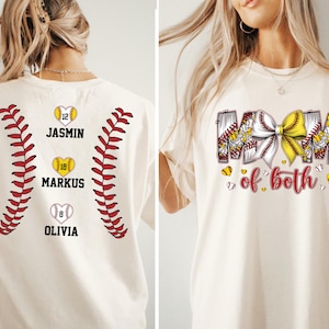 Pu&ograve; includere: Una t-shirt color crema con un design a tema baseball. La parte anteriore mostra la scritta MOM of both con un fiocco giallo e bianco. Il retro presenta due motivi di cuciture da baseball rosse, tre palline a forma di cuore con i numeri 12, 18, 8 e nomi.