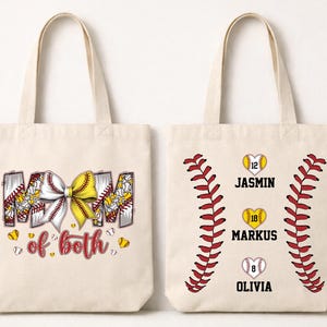 Pu&ograve; includere: Due borse tote in tela color bianco sporco. La borsa a sinistra presenta la scritta "MOM of both" con un fiocco giallo e bianco e motivi da baseball. La borsa a destra mostra due motivi di cuciture da baseball rosse, tre cuori con i numeri 12, 18, 8 e nomi.