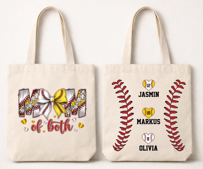 Pu&ograve; includere: Due borse tote in tela color bianco sporco. La borsa a sinistra presenta la scritta "MOM of both" con un fiocco giallo e bianco e motivi da baseball. La borsa a destra mostra due motivi di cuciture da baseball rosse, tre cuori con i numeri 12, 18, 8 e nomi.
