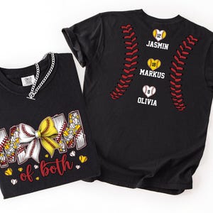 Pu&ograve; includere: Due magliette nere con grafiche a tema baseball. Una mostra la scritta MOM of both con un fiocco giallo e bianco. L'altra presenta cuciture da baseball rosse, tre palline da baseball a forma di cuore e i nomi JASMIN, MARKUS e OLIVIA.