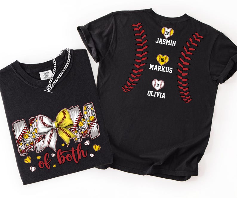 Pu&ograve; includere: Due magliette nere con grafiche a tema baseball. Una mostra la scritta MOM of both con un fiocco giallo e bianco. L'altra presenta cuciture da baseball rosse, tre palline da baseball a forma di cuore e i nomi JASMIN, MARKUS e OLIVIA.