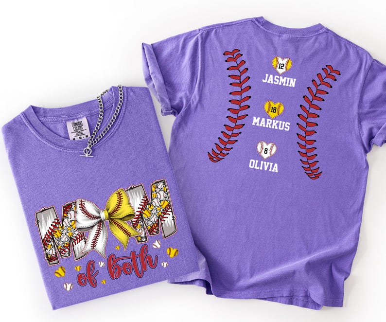 Pu&ograve; includere: Una t-shirt viola con una grafica sul davanti che recita MOM of both con un fiocco da softball giallo e bianco. Il retro della maglietta mostra due lacci da softball rossi, tre softball gialli a forma di cuore con i numeri 12, 18, 8 e i nomi JASMIN, MARKUS, OLIVIA.
