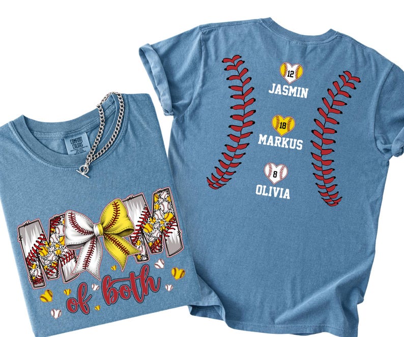 Pu&ograve; includere: Una t-shirt blu con una grafica frontale che riporta il testo MOM OF BOTH e un fiocco da softball giallo e bianco. La grafica sul retro mostra due motivi di cuciture da baseball rossi che incorniciano tre softball a forma di cuore con i nomi JASMIN, MARKUS e OLIVIA.