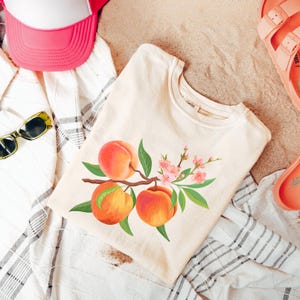 Camiseta de verano con estampado de flores de durazno: camiseta con estampado de frutas, colores botánicos, ropa de playa con estética retro, bonita camiseta primaveral con jardín - FUN25