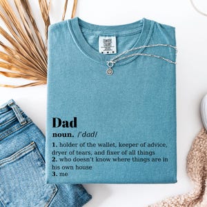 Dad Definition Shirt Komfort Farben | Lustiges Vatertagsgeschenk | Unisex T-Shirt für Papa | Minimales Typografie T-Shirt
