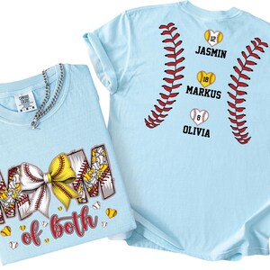 Pu&ograve; includere: Due magliette azzurre con grafiche a tema baseball. Una maglietta mostra la scritta "MOM of both" con un grande fiocco giallo e bianco. L'altra presenta cuciture da baseball con tre cuori contenenti i numeri 12, 18, 8 e dei nomi.