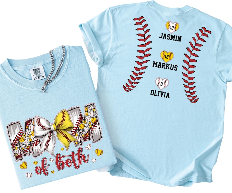 Pu&ograve; includere: Due magliette azzurre con grafiche a tema baseball. Una maglietta mostra la scritta "MOM of both" con un grande fiocco giallo e bianco. L'altra presenta cuciture da baseball con tre cuori contenenti i numeri 12, 18, 8 e dei nomi.