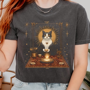 Mystical Cat Tarot Shirt – Witchy Cat T-Shirt, Magic Ritual Graphic Tee, Spiritual Feline Gift, Vintage Occult Aesthetic Top GT57