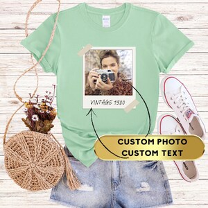 Maglietta unisex personalizzata con foto vintage e anno, maglietta con foto personalizzata, maglietta con foto in stile vintage, regalo per lei, regalo per nonna e nonno - C5