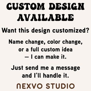 Pode incluir: Gr&aacute;fico baseado em texto com as palavras "CUSTOM DESIGN AVAILABLE" em uma fonte retr&ocirc; em negrito. O texto incentiva a personaliza&ccedil;&atilde;o com op&ccedil;&otilde;es para altera&ccedil;&otilde;es de nome e cor, ou uma ideia totalmente personalizada. O gr&aacute;fico termina com "NEXVO STUDIO".