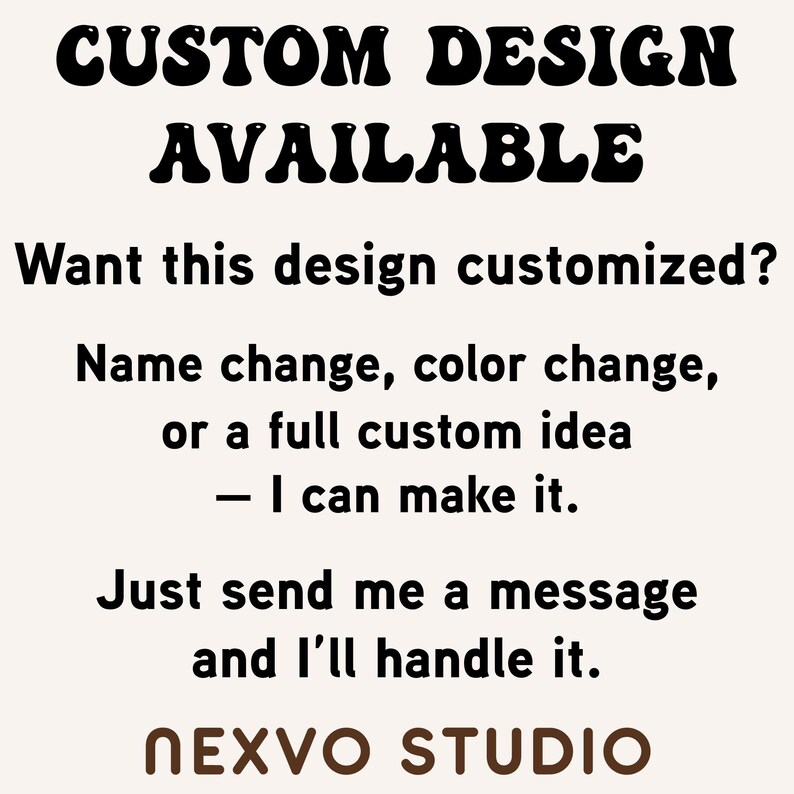 Pode incluir: Gr&aacute;fico baseado em texto com as palavras "CUSTOM DESIGN AVAILABLE" em uma fonte retr&ocirc; em negrito. O texto incentiva a personaliza&ccedil;&atilde;o com op&ccedil;&otilde;es para altera&ccedil;&otilde;es de nome e cor, ou uma ideia totalmente personalizada. O gr&aacute;fico termina com "NEXVO STUDIO".