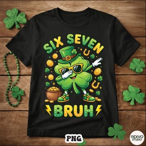 Op de afbeelding: Zwart T-shirt met een St. Patrick's Day-afbeelding. Het ontwerp toont een groene klaver met een zonnebril en een hoed, met de woorden "SIX SEVEN BRUH" in geel en groen. Gouden munten en hoefijzers zijn ook in het ontwerp opgenomen.