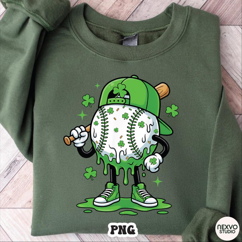 K&ouml;nnte beinhalten: Gr&uuml;nes Sweatshirt mit einem Baseball-Charakter zum St. Patrick's Day. Der Baseball ist wei&szlig; mit gr&uuml;nen Kleebl&auml;ttern und tropfendem gr&uuml;nen Schleim. Die Figur tr&auml;gt eine gr&uuml;ne Kappe, Schuhe und h&auml;lt einen Schl&auml;ger. Das Wort "PNG" steht unten.