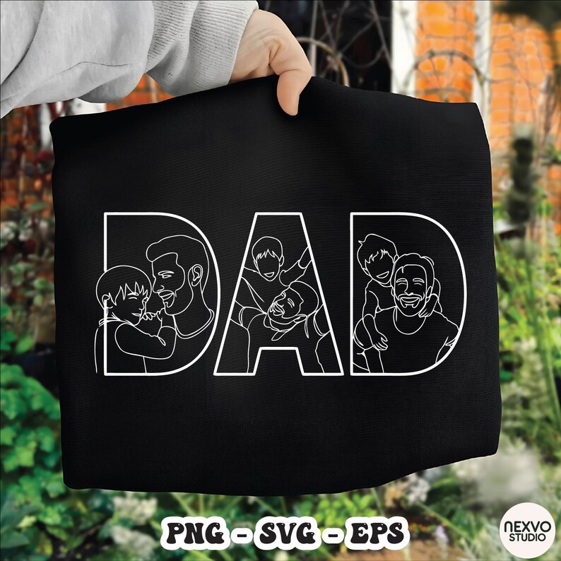 Pode incluir: Saco tote preto com a palavra "DAD" em branco, apresentando ilustra&ccedil;&otilde;es em linha de pais e filhos. O design inclui imagens de um pai com seus filhos. A parte inferior da bolsa tem o texto "PNG - SVG - EPS".
