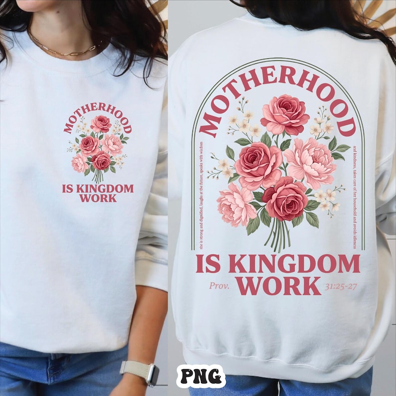 Peut inclure: Sweat-shirt blanc avec un bouquet de roses roses et le texte "MOTHERHOOD IS KINGDOM WORK." Le dos du sweat-shirt reprend le motif avec du texte suppl&eacute;mentaire, dont "Prov. 31:25-27."