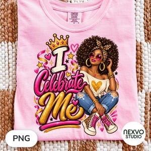 Può includere: Una t-shirt rosa chiaro con la grafica di una persona dai capelli ricci che indossa una fascia leopardata, occhiali da sole rosa e una maglia con un cuore dorato. Il testo I Celebrate Me è in rosa e oro, con una corona e stelle dorate.