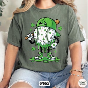 K&ouml;nnte beinhalten: Gr&uuml;nes T-Shirt mit einer Cartoon-Baseballfigur mit gr&uuml;ner Baseballkappe und Holzschl&auml;ger. Der Baseball ist wei&szlig; mit gr&uuml;nen Kleebl&auml;ttern und gr&uuml;nen tropfenden Akzenten. Die Figur tr&auml;gt gr&uuml;ne Turnschuhe.
